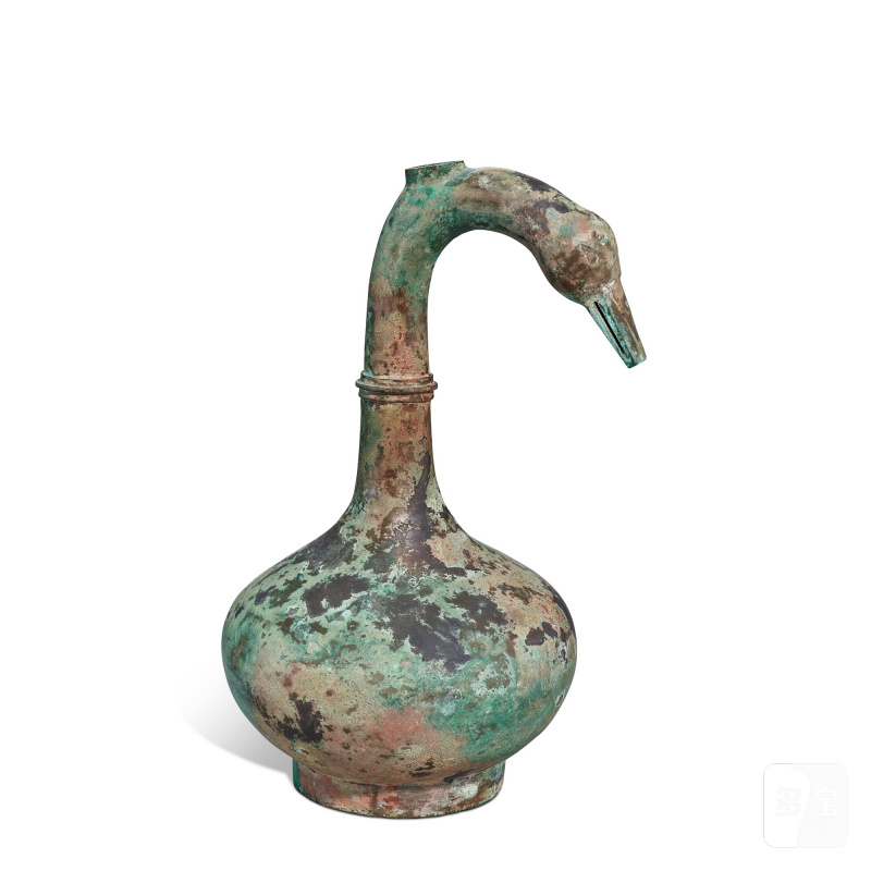 An archaic bronze 'goose' wine vessel, hu, Han dynasty | 漢 青銅鵝首壺 - 图2